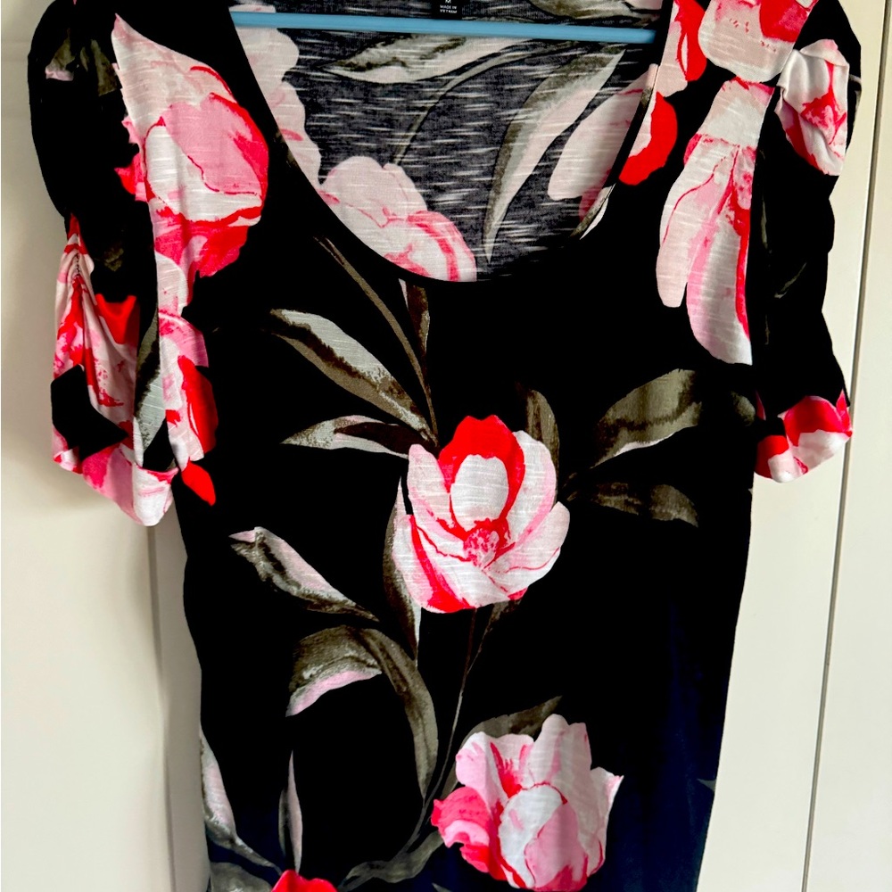Summer!!! INV T-shirt with ruched sleeves